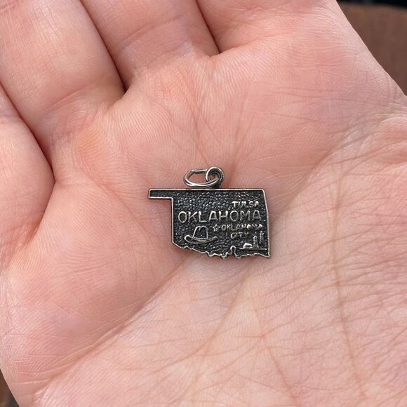 Vintage 925 Sterling Silver "Oklahoma" State Map Pendant Bracelet Charm - Picture 1 of 3